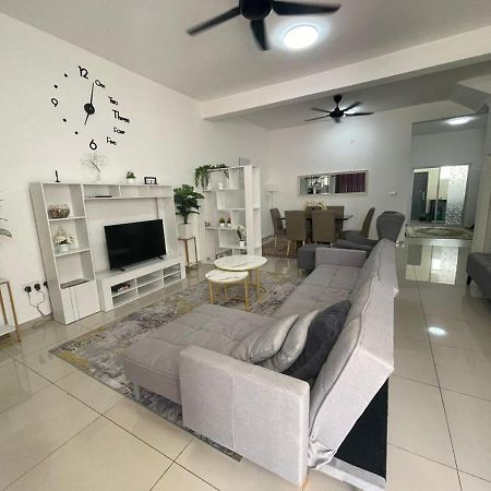 Safiyya Homestay Keluang Exterior foto