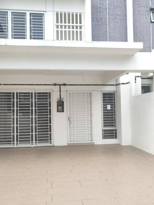 Safiyya Homestay Keluang Exterior foto