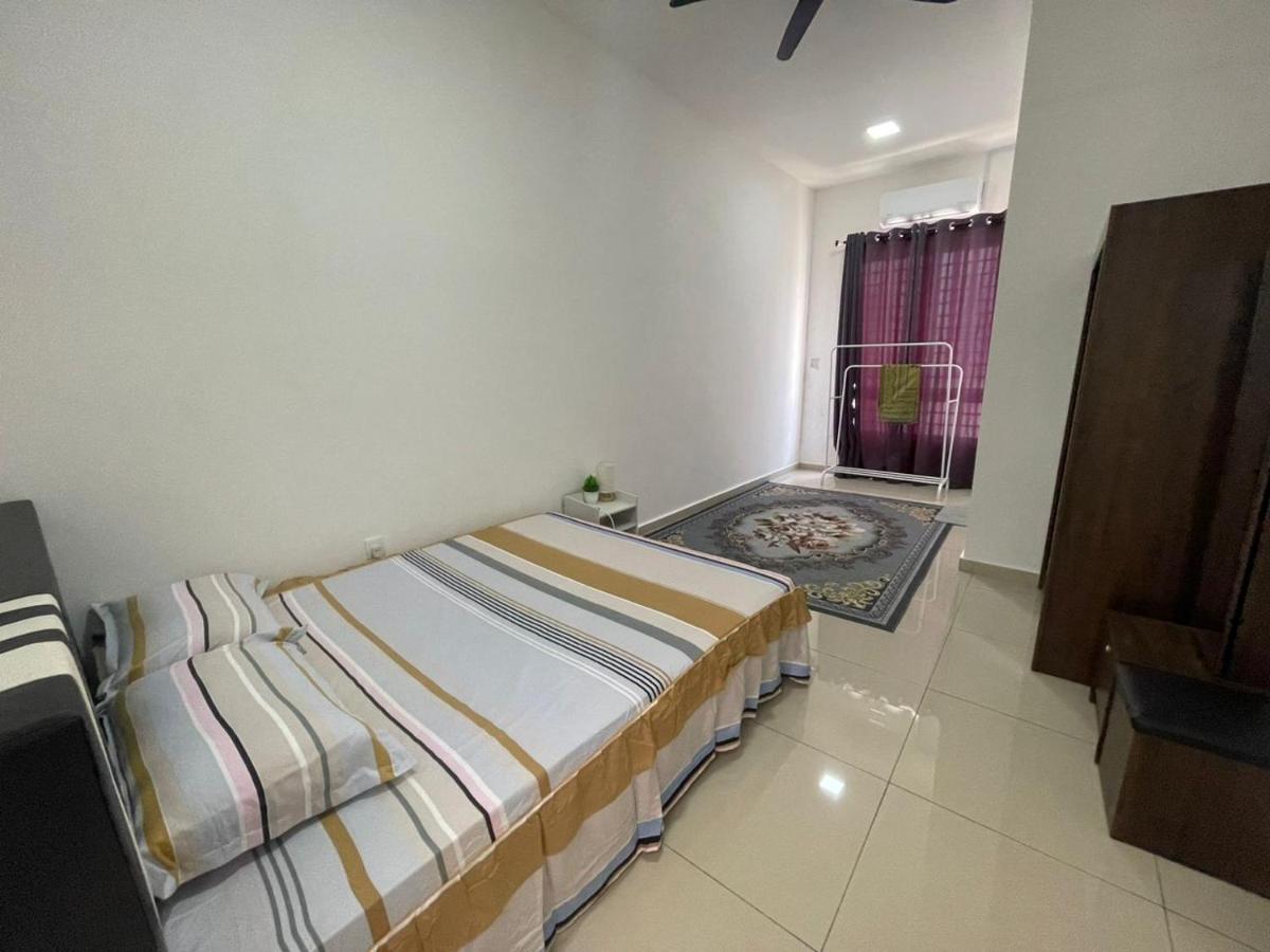 Safiyya Homestay Keluang Exterior foto